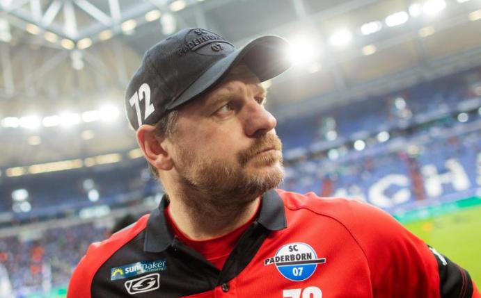 Beschäftigt sich nicht mit den Turbulenzen bei Hertha BSC: Paderborn-Coach Steffen Baumgart. Foto: Rolf Vennenbernd/dpa
