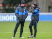 Alexander Nouri (r) und Co-Trainer Markus Feldhoff sollen Hertha BSC vorerst weitertrainieren. Foto: Andreas Gora/dpa