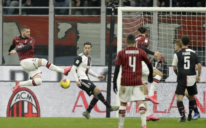 Ante Rebic (l) vom AC Mailand erzielt das 1:0 für seine Mannschaft gegen Juventus Turin. Foto: Luca Bruno/AP/dpa