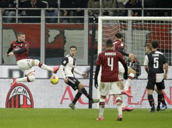 Ante Rebic (l) vom AC Mailand erzielt das 1:0 für seine Mannschaft gegen Juventus Turin. Foto: Luca Bruno/AP/dpa Ante Rebic (l) vom AC Mailand erzielt das 1:0 für seine Mannschaft gegen Juventus Turin. Foto: Luca Bruno/AP/dpa