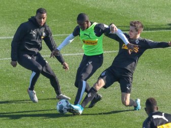 Borussia Mönchengladbach hat den Vertrag von Mamadou Doucouré (M) vorzeitig verlängert. Foto: Friso Gentsch/dpa