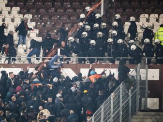 Polizeikräfte drängen randalierende Dresden-Fans zurück in den Gästeblock. Foto: Christian Charisius/dpa Polizeikräfte drängen randalierende Dresden-Fans zurück in den Gästeblock. Foto: Christian Charisius/dpa