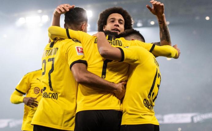 Die Dortmunder feiern den klaren Sieg gegen Eintracht Frankfurt. Foto: Bernd Thissen/dpa