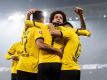 Die Dortmunder feiern den klaren Sieg gegen Eintracht Frankfurt. Foto: Bernd Thissen/dpa