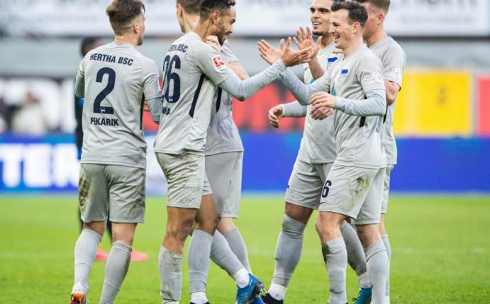 Die Berliner Hertha feiert einen 2:1-Sieg in Paderborn