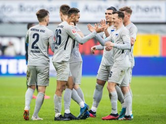 Die Berliner Hertha feiert einen 2:1-Sieg in Paderborn Die Berliner Hertha feiert einen 2:1-Sieg in Paderborn
