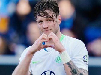 Wolfsburgs Wout Weghorst hat auch ein Herz für die Fans. Foto: Uwe Anspach/dpa Wolfsburgs Wout Weghorst hat auch ein Herz für die Fans. Foto: Uwe Anspach/dpa