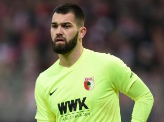 Augsburgs Torwart Tomas Koubek patzte gegen den SC Freiburg. Foto: Jordan Raza/dpa Augsburgs Torwart Tomas Koubek patzte gegen den SC Freiburg. Foto: Jordan Raza/dpa