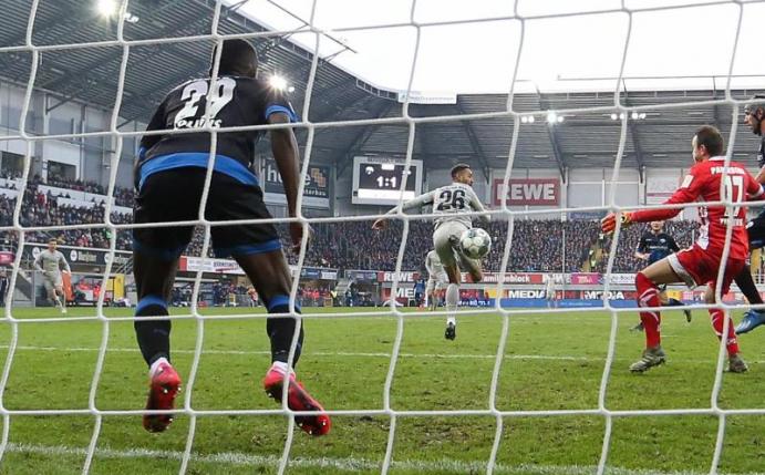 Hertha-Neuzugang Matheus Cunha traf per Hacke zum 2:1 gegen Paderborn. Foto: Friso Gentsch/dpa