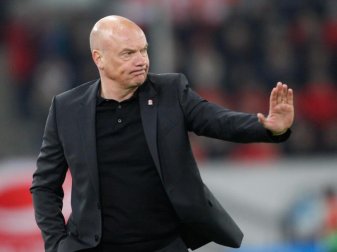 Der Düsseldorfer Trainer Uwe Rösler analysierte das 1:4 gegen Borussia Mönchengladbach. Foto: Roland Weihrauch/dpa Der Düsseldorfer Trainer Uwe Rösler analysierte das 1:4 gegen Borussia Mönchengladbach. Foto: Roland Weihrauch/dpa