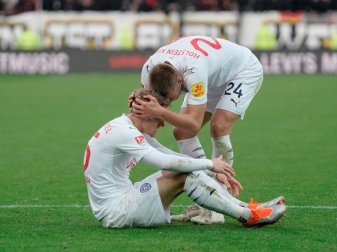 Holstein Kiel gewinnt bei Erzgebirge Aue mit 2:1 Holstein Kiel gewinnt bei Erzgebirge Aue mit 2:1