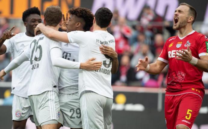 Bayerns Alaba (l-r), Müller, Coman und Lewandowski feiern das 2:0. Kölns Czichos (r) schreit und ärgert sich. Foto: Federico Gambarini/dpa