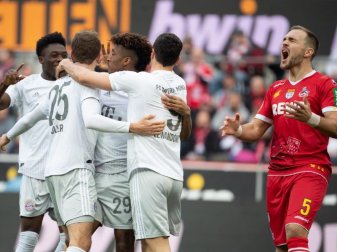 Bayerns Alaba (l-r), Müller, Coman und Lewandowski feiern das 2:0. Kölns Czichos (r) schreit und ärgert sich. Foto: Federico Gambarini/dpa Bayerns Alaba (l-r), Müller, Coman und Lewandowski feiern das 2:0. Kölns Czichos (r) schreit und ärgert sich. Foto: Federico Gambarini/dpa