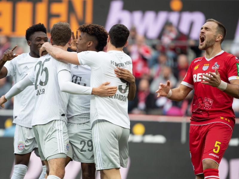 Bayerns Alaba (l-r), Müller, Coman und Lewandowski feiern das 2:0. Kölns Czichos (r) schreit und ärgert sich. Foto: Federico Gambarini/dpa