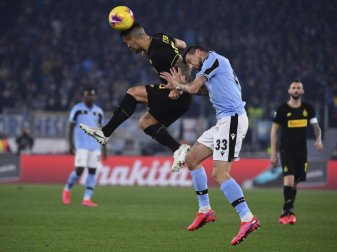Inter Mailands Lautaro Martinez (l) und Lazios Francesco Acerbi im Kopfball-Duell um den Ball. Foto: Alfredo Falcone/LaPresse/dpa Inter Mailands Lautaro Martinez (l) und Lazios Francesco Acerbi im Kopfball-Duell um den Ball. Foto: Alfredo Falcone/LaPresse/dpa