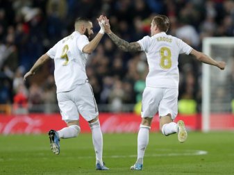 Torschütze Toni Kroos (r) feiert sein Tor mit Mannschaftskamerad Karim Benzema. Foto: Manu Fernandez/AP/dpa Torschütze Toni Kroos (r) feiert sein Tor mit Mannschaftskamerad Karim Benzema. Foto: Manu Fernandez/AP/dpa