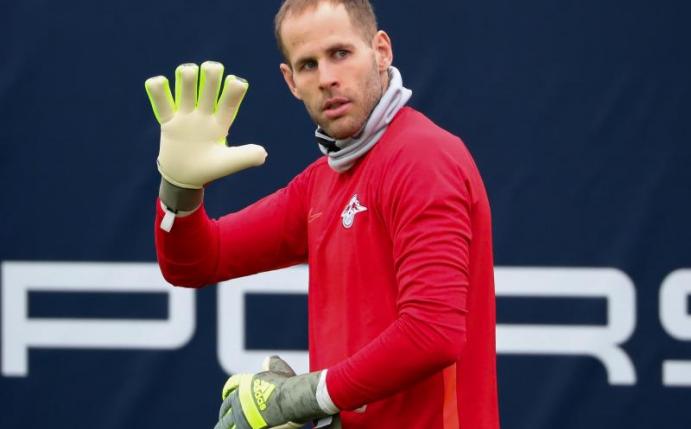 Leipzig-Keeper Peter Gulacsi hält seinen Konkurrenten Manuel Neuer für den Besten «der vergangenen zehn Jahre». Foto: Jan Woitas/dpa-Zentralbild/dpa