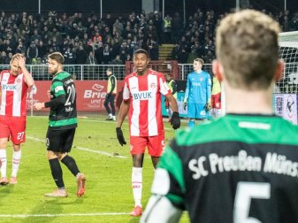 Leroy Kwadwo (M.) von den Würzburger Kickers war rassistisch beleidigt worden. Foto: Carsten Pöhler/dpa Leroy Kwadwo (M.) von den Würzburger Kickers war rassistisch beleidigt worden. Foto: Carsten Pöhler/dpa