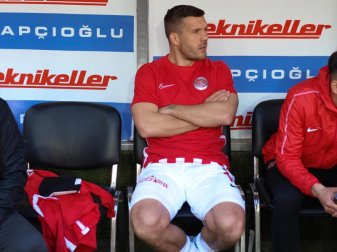 Kam beim Sieg von Antalyaspor von der Bank: Lukas Podolski. Foto: Uncredited/AP/dpa Kam beim Sieg von Antalyaspor von der Bank: Lukas Podolski. Foto: Uncredited/AP/dpa