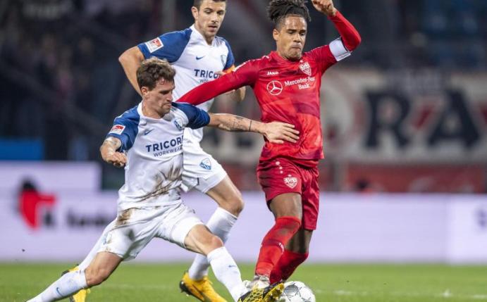 VfB-Kapitän Daniel Didavi (r) nahm mit Stuttgart drei wichtige Punkte aus Bochum mit ins Schwabenland. Foto: David Inderlied/dpa