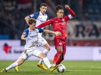 VfB-Kapitän Daniel Didavi (r) nahm mit Stuttgart drei wichtige Punkte aus Bochum mit ins Schwabenland. Foto: David Inderlied/dpa VfB-Kapitän Daniel Didavi (r) nahm mit Stuttgart drei wichtige Punkte aus Bochum mit ins Schwabenland. Foto: David Inderlied/dpa