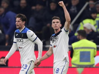 Robin Gosens (r) trifft mit Atalanta Bergamo auf den FC Valencia. Foto: Jonathan Moscrop/CSM via ZUMA Wire/dpa Robin Gosens (r) trifft mit Atalanta Bergamo auf den FC Valencia. Foto: Jonathan Moscrop/CSM via ZUMA Wire/dpa