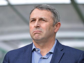 Klaus Allofs schaut mit Sorge auf die Situation von Werder Bremen. Foto: Carmen Jaspersen/dpa Klaus Allofs schaut mit Sorge auf die Situation von Werder Bremen. Foto: Carmen Jaspersen/dpa