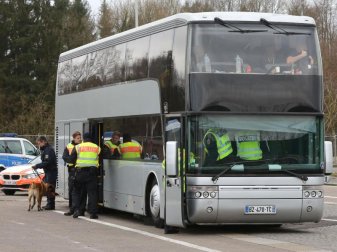 Ein Bus von PSG-Fans wird von deutschen Polizisten kontrolliert. Foto: dpa Ein Bus von PSG-Fans wird von deutschen Polizisten kontrolliert. Foto: dpa