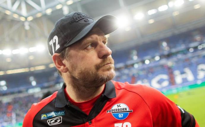 Muss mit Aufsteiger Paderborn zu Rekordmeister Bayern: SC-Coach Steffen Baumgart. Foto: Rolf Vennenbernd/dpa