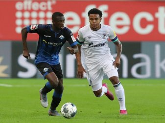 Paderborns Jamilu Collins fällt gegen Bayern München aus Paderborns Jamilu Collins fällt gegen Bayern München aus