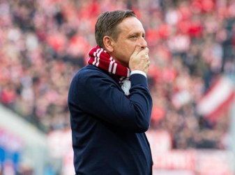 Beschäftigt sich momentan nicht mit einer Vertragsverlängerung: Sport-Geschäftsführer Horst Heldt. Foto: Guido Kirchner/dpa Beschäftigt sich momentan nicht mit einer Vertragsverlängerung: Sport-Geschäftsführer Horst Heldt. Foto: Guido Kirchner/dpa