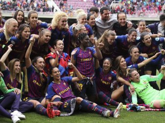 Spielerinnen vom FC Barcelona nach einem Spiel 2019. Im spanischen Frauenfußball haben Gewerkschaften und Clubs einen Tarifvertrag unterzeichnet, der unter anderem Mutterschaftsschutz vorsieht. Foto: Irina R.H./AFP7/dpa Spielerinnen vom FC Barcelona nach einem Spiel 2019. Im spanischen Frauenfußball haben Gewerkschaften und Clubs einen Tarifvertrag unterzeichnet, der unter anderem Mutterschaftsschutz vorsieht. Foto: Irina R.H./AFP7/dpa
