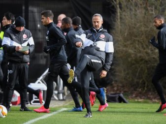 Trainer Adi Hütter (M.) trifft mit Eintracht Frankfurt auf Red Bull Salzburg. Foto: Arne Dedert/dpa Trainer Adi Hütter (M.) trifft mit Eintracht Frankfurt auf Red Bull Salzburg. Foto: Arne Dedert/dpa