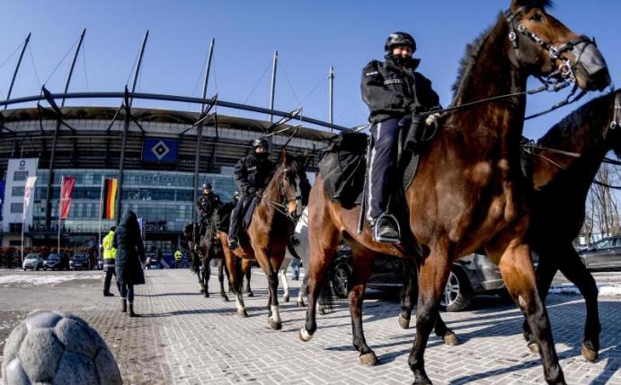 Ein großes Polizeiaufgebot wird das Hamburger Stadtderby begleiten. Foto: Axel Heimken/dpa