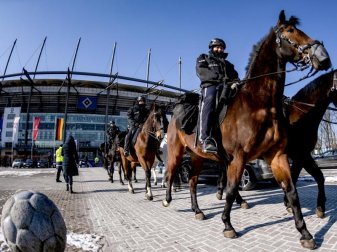Ein großes Polizeiaufgebot wird das Hamburger Stadtderby begleiten. Foto: Axel Heimken/dpa Ein großes Polizeiaufgebot wird das Hamburger Stadtderby begleiten. Foto: Axel Heimken/dpa