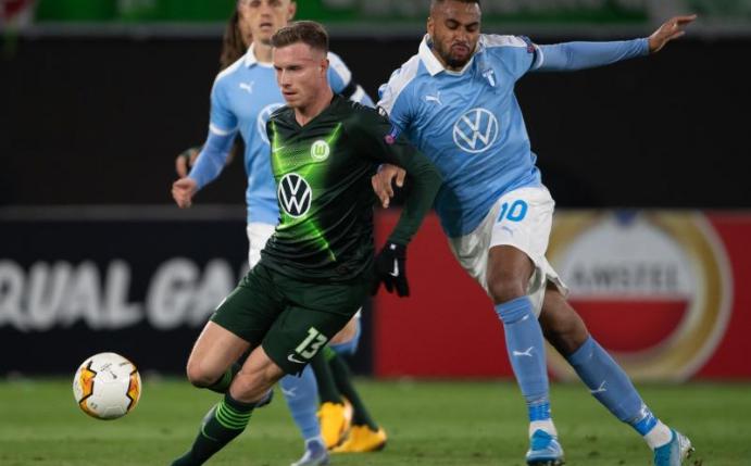 Wolfsburgs Yannick Gerhardt (M) behauptet sich gegen zwei Spieler von Malmö FF am Ball. Foto: Swen Pförtner/dpa