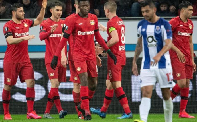 Leverkusens Spieler bejubeln das Tor zum 1:0 gegen Porto. Foto: Federico Gambarini/dpa