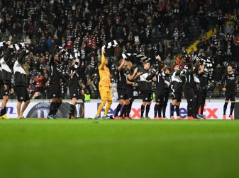 Nach dem 4:1-Sieg über RB Salzburg feiern die Spieler von Eintracht Frankfurt mit den Fans. Foto: Arne Dedert/dpa Nach dem 4:1-Sieg über RB Salzburg feiern die Spieler von Eintracht Frankfurt mit den Fans. Foto: Arne Dedert/dpa