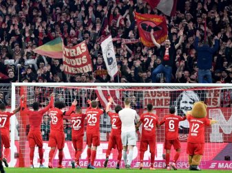 Jubel bei Fans und Spielern: Der FC Bayern hat mit 3:2 gewonnen. Foto: Peter Kneffel/dpa Jubel bei Fans und Spielern: Der FC Bayern hat mit 3:2 gewonnen. Foto: Peter Kneffel/dpa