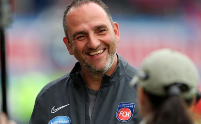 Heidenheim-Trainer Frank Schmidt freut sich über das 1:0