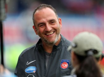 Heidenheim-Trainer Frank Schmidt freut sich über das 1:0 Heidenheim-Trainer Frank Schmidt freut sich über das 1:0
