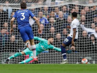 Chelseas Marcos Alonso (l) erzielt das zweite Tor für sein Team gegen Tottenham Hotspur. Foto: Kirsty Wigglesworth/AP/dpa Chelseas Marcos Alonso (l) erzielt das zweite Tor für sein Team gegen Tottenham Hotspur. Foto: Kirsty Wigglesworth/AP/dpa