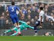 Chelseas Marcos Alonso (l) erzielt das zweite Tor für sein Team gegen Tottenham Hotspur. Foto: Kirsty Wigglesworth/AP/dpa