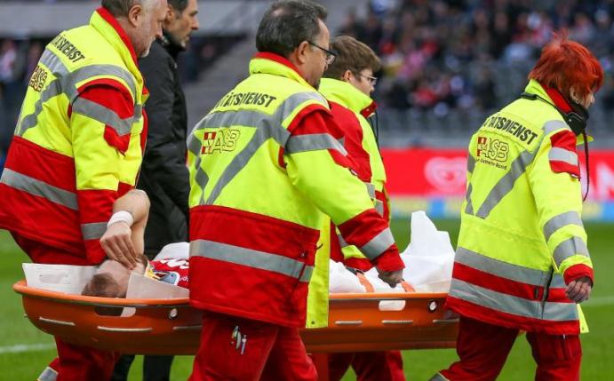 Kölns Rafael Czichos musste verletzt vom Platz getragen werden. Foto: Andreas Gora/dpa