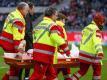Kölns Rafael Czichos musste verletzt vom Platz getragen werden. Foto: Andreas Gora/dpa