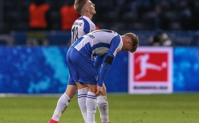 Die Hertha-Profis Santiago Ascacibar (l) und Maximilian Mittelstädt sind nach der Niederlage bedient. Foto: Andreas Gora/dpa