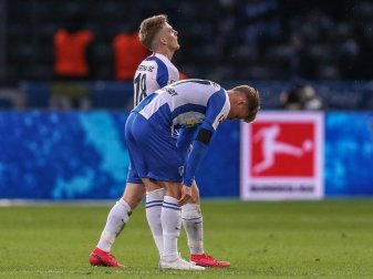 Die Hertha-Profis Santiago Ascacibar (l) und Maximilian Mittelstädt sind nach der Niederlage bedient. Foto: Andreas Gora/dpa Die Hertha-Profis Santiago Ascacibar (l) und Maximilian Mittelstädt sind nach der Niederlage bedient. Foto: Andreas Gora/dpa