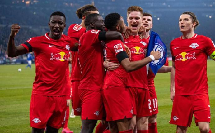 Die Profis von RB Leipzig hatten beim FC Schalke 04 leichtes Spiel. Foto: Guido Kirchner/dpa