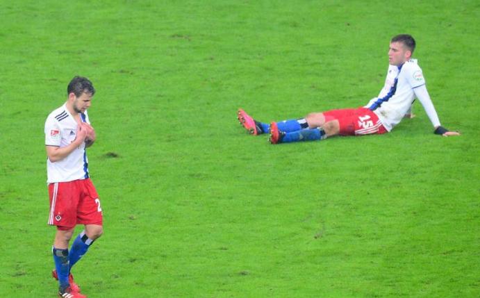 Louis Schaub (l) und Jordan Beyer vom Hamburger SV sind nach der Niederlage konsterniert. Foto: Daniel Bockwoldt/dpa