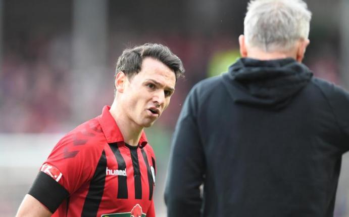 Begab sich nach einer kurzen Absprache mit Freiburgs Trainer Christian Streich zum Tapen in die Kabine: Nicolas Höfler (l). Foto: Patrick Seeger/dpa